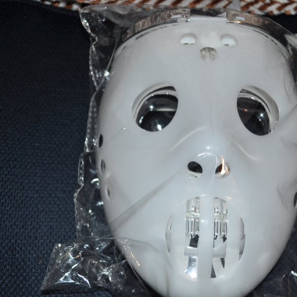 Scream Silver Skull Mask with White Top/Cover Has LED Lights On the Skull - Picture 3 of 6